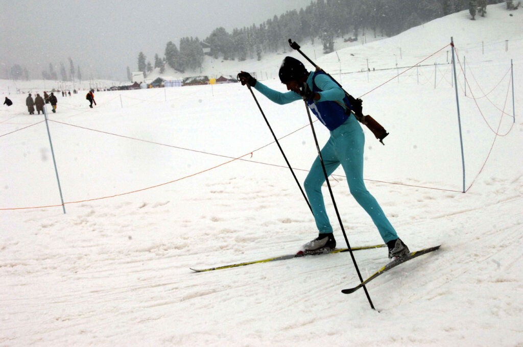 Ski_race_player_performing_at_the_5th_National_Winter_Games_at_Gulmarg,_Jammu_&_Kashmir_on_February_22,_2008